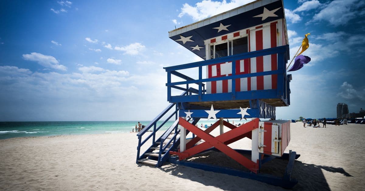 Torre de salvavidas con diseño de bandera americana en Miami Beach, perfecta para el clima en miami