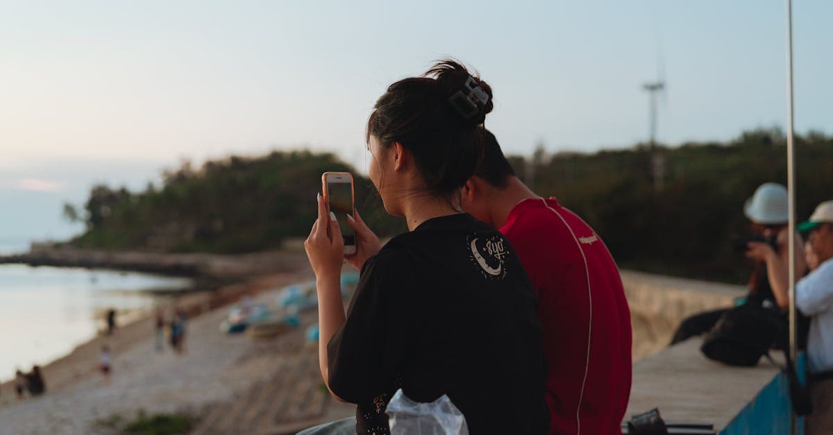 Du khách ngắm hoàng hôn tại bãi biển Bình Thuận, lý tưởng để xem xsmt chủ nhật trực tiếp