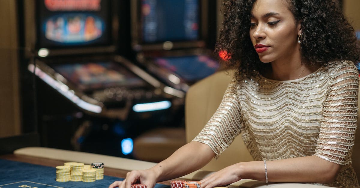 Mujer elegante apostando en mesa de casino con fichas, descubriendo qué son los casinos bonos bienvenida gratis sin depósito