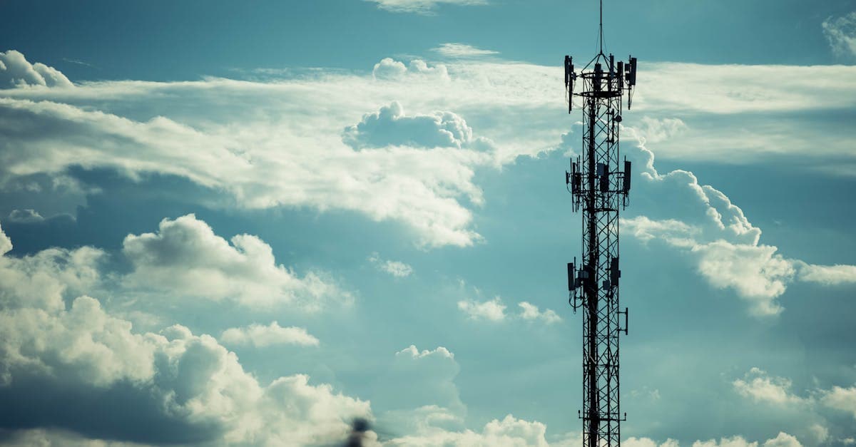 Mobilfunkmast vor bewölktem Himmel symbolisiert die Netzabdeckung beim hello roam vs travel eSIM Vergleich.