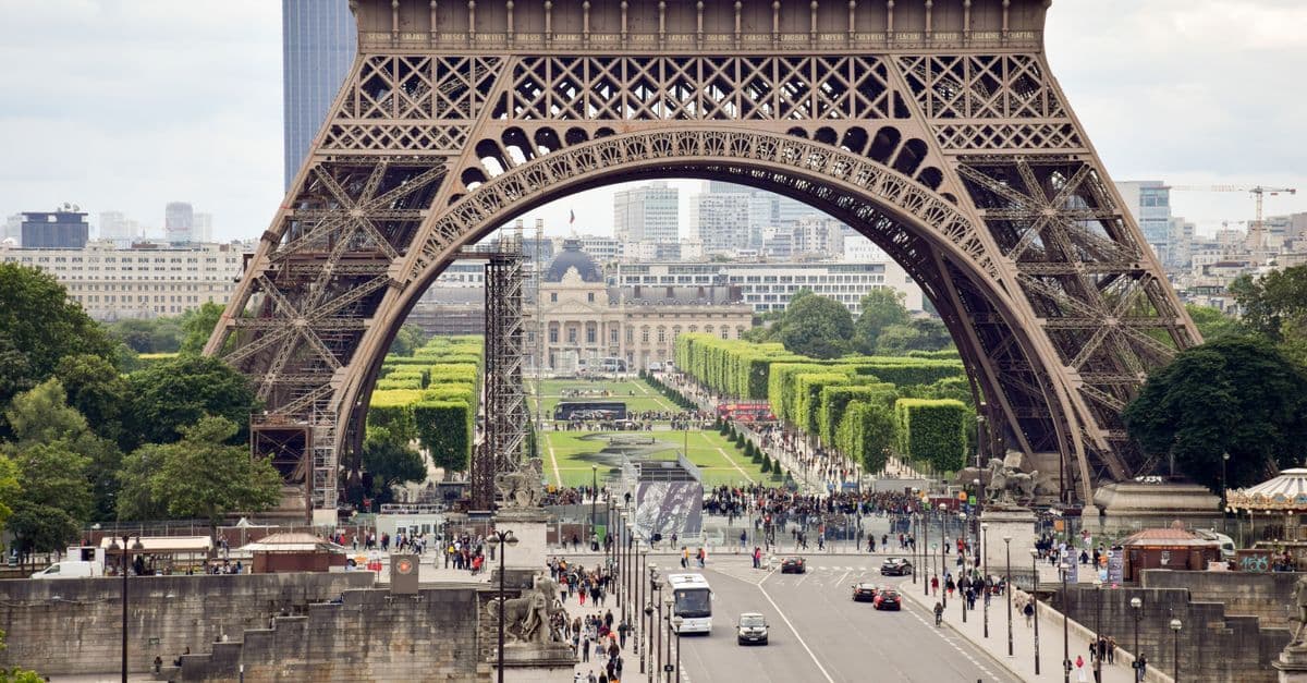 Tadej Pogačar in azione durante il Tour de France 2025, dominando le strade iconiche di Parigi.