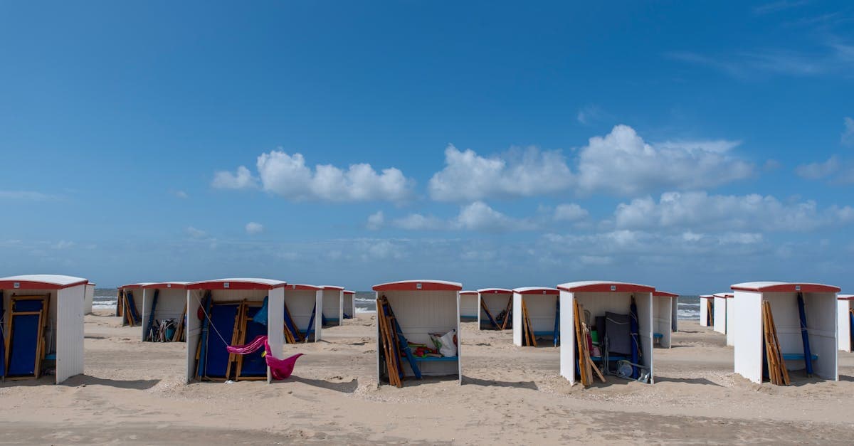 Kleurrijke strandhuisjes in de zon, symbolisch voor de voordeligste periode van camping Zuid-Frankrijk