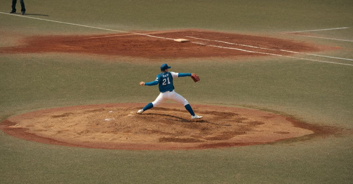 東京の野球場でダイナミックな投球フォームを披露する選手、阪神タイガースの人気選手と村上宗隆の観戦前ガイド