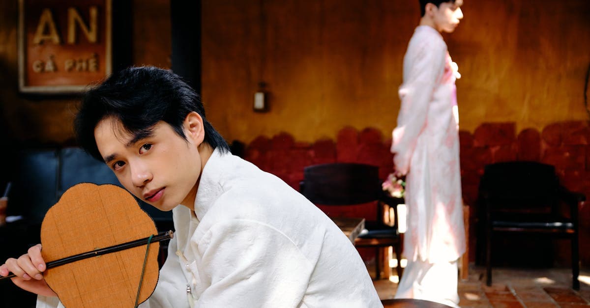 ชายสวมชุดประจำชาติประทับใจในร้านกาแฟ บรรยากาศต่างแดนที่ต้องมีซิมต่างประเทศคุณภาพดีติดมือไว้