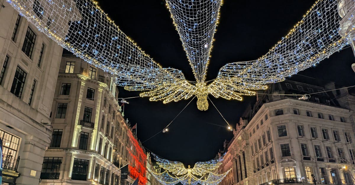 Ángeles luminosos adornan Regent Street durante las iluminaciones de navidad en Londres.