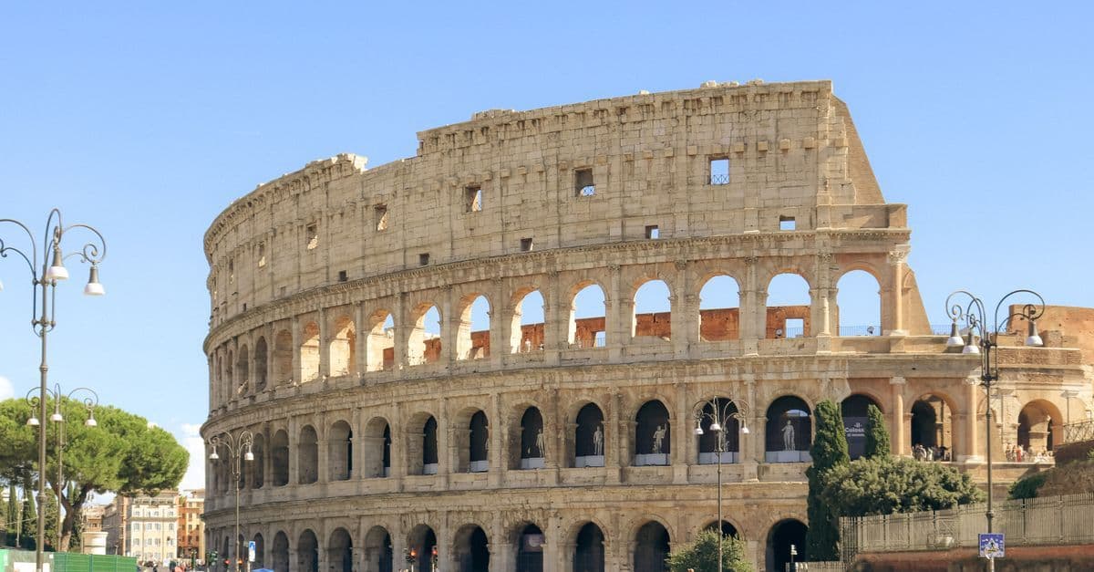 Coliseu Romano com turistas em dia de verão, um dos pontos turísticos em Roma mais visitados