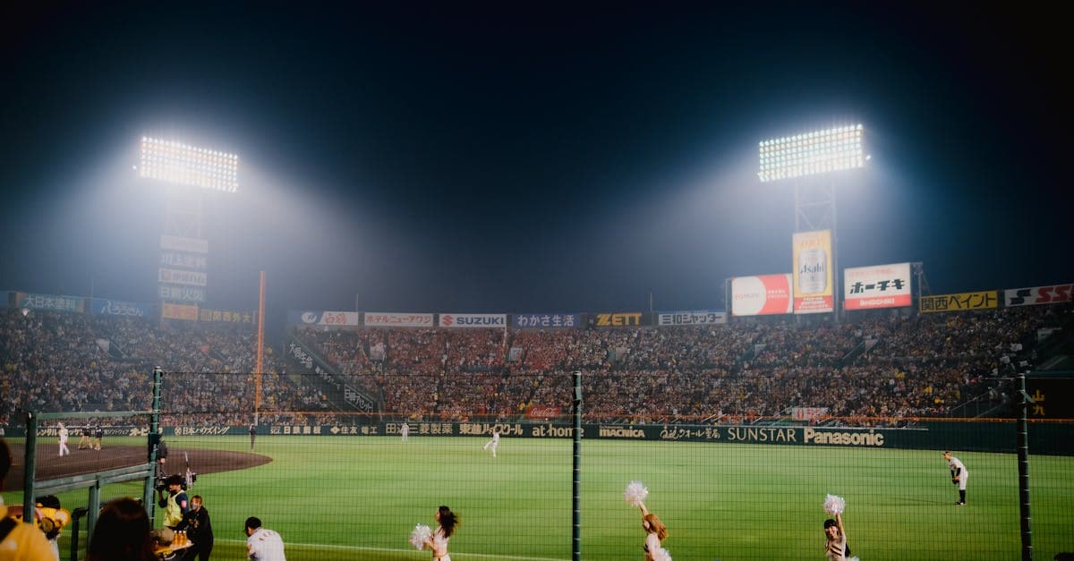 ヤクルト 対 阪神の夜間試合が開催される阪神甲子園球場で熱狂的なファンが観戦する様子