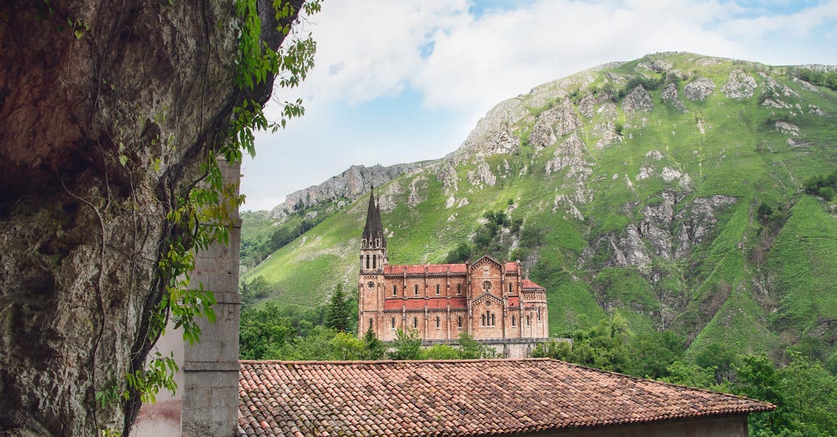 La iglesia de Covadonga entre montañas verdes y escarpadas, el rincón más barato y especial para viajar por Europa