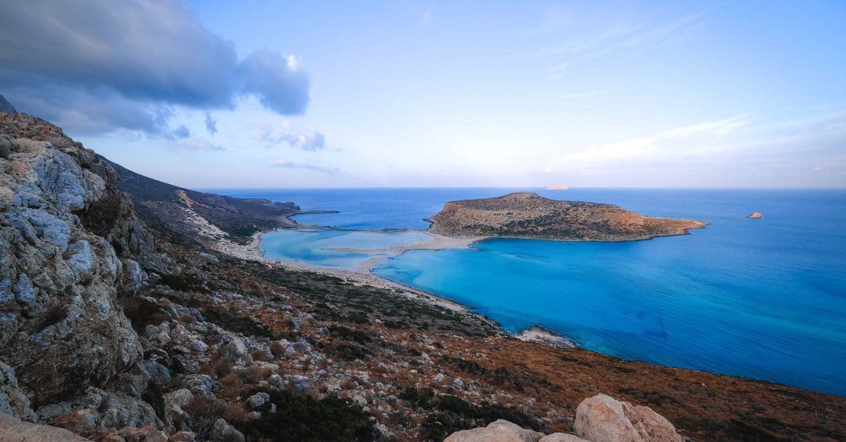 Paysage côtier panoramique de la Crète en Europe aux eaux turquoise et aux rivages rocheux ensoleillés