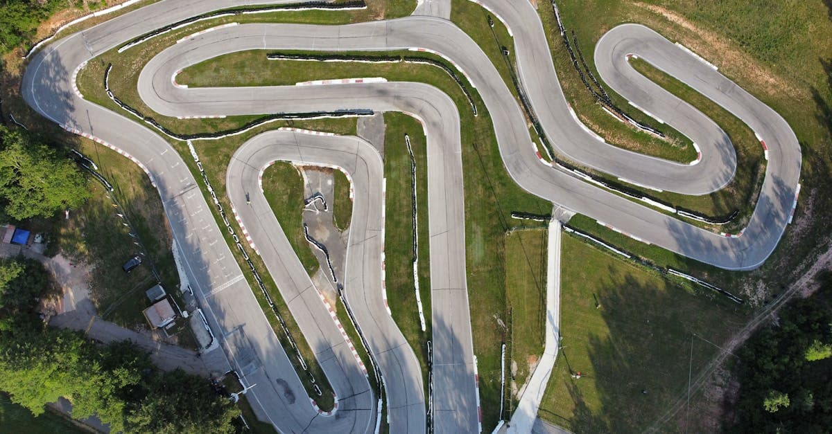 Vista dall'alto di un circuito tra la vegetazione, trova il calendario MotoGP 2026 su TV8 in chiaro.