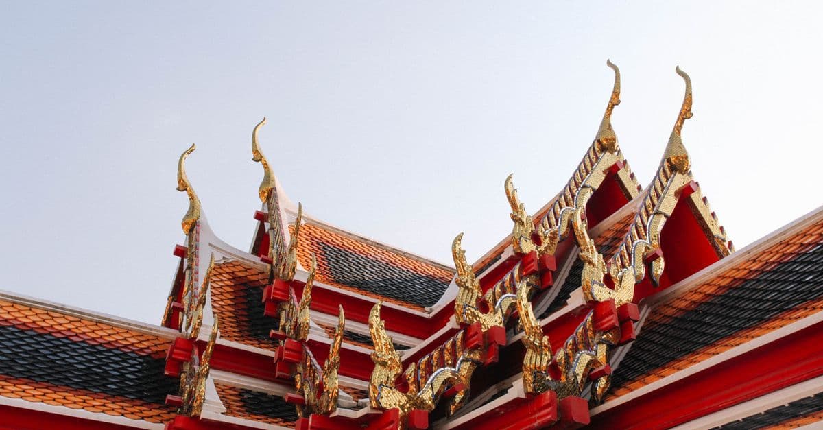 Tetto di un tempio tradizionale thailandese a Bangkok con dettagli ornamentali, risposta alle domande frequenti sull'esim tailandia.