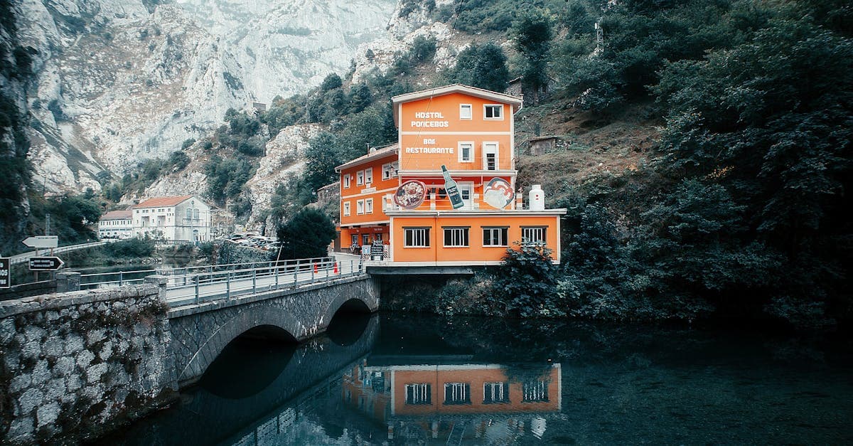 Hostal Poncebos reflejado en el río Cares, opciones de alojamiento para viajar barato europa sin gastar de más