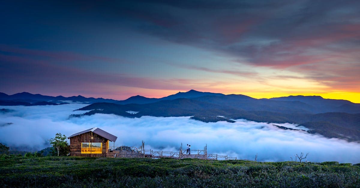 Khung cảnh bình minh núi rừng sương mù gợi ý thời điểm lý tưởng để lên kế hoạch du lịch Hàn Quốc.