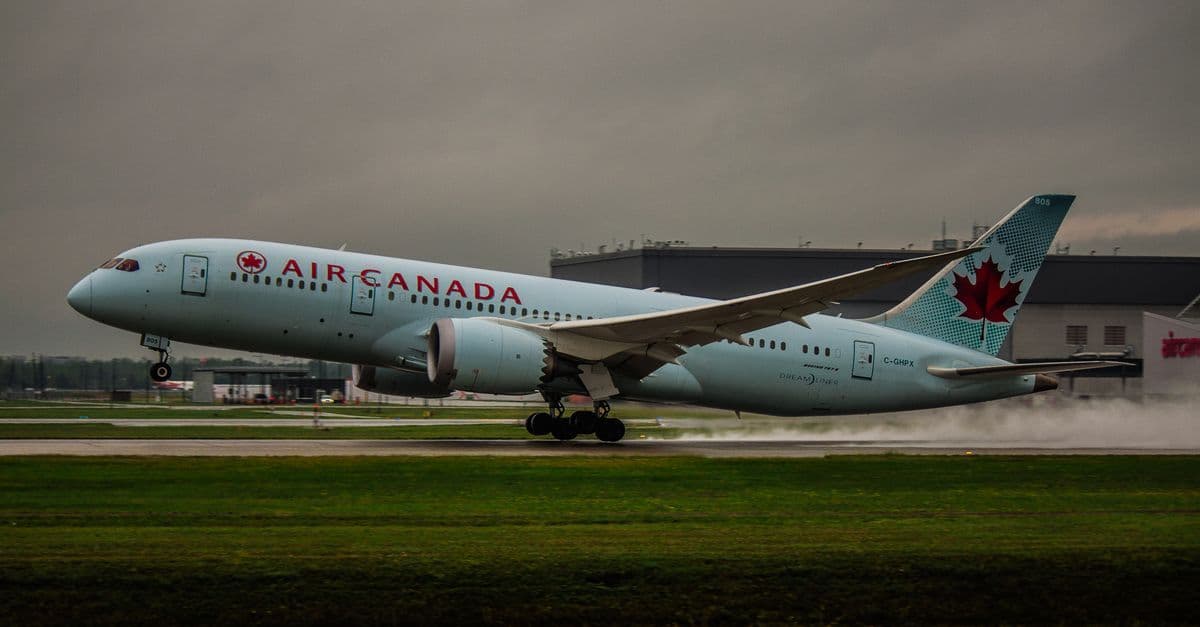 Avião da Air Canada pousando na pista do principal airport canada sob um céu encoberto de nuvens