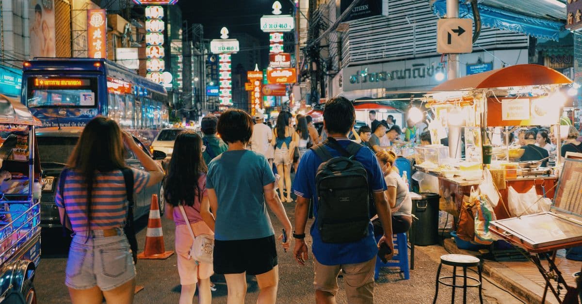 Belebter asiatischer Nachtmarkt mit Neonlichtern – foodie Thailand Erfahrungen auf Märkten und Nachtbazaren entdecken