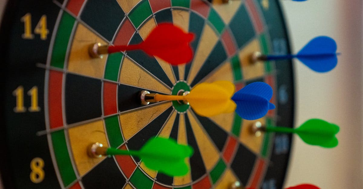 Bunte Dartpfeile auf einer Dartscheibe symbolisieren die Namensverwirrung rund um die Dart WM 2026