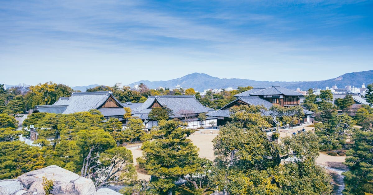 Vista clássica do Castelo Nijo em Quioto cercado por jardins e arquitetura histórica japonesa