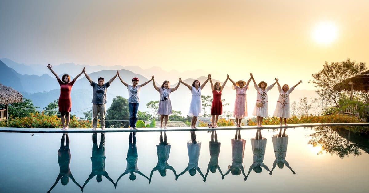 Du khách vui vẻ bên hồ bơi khi nghỉ dưỡng nước ngoài với bảo hiểm du lịch đầy đủ