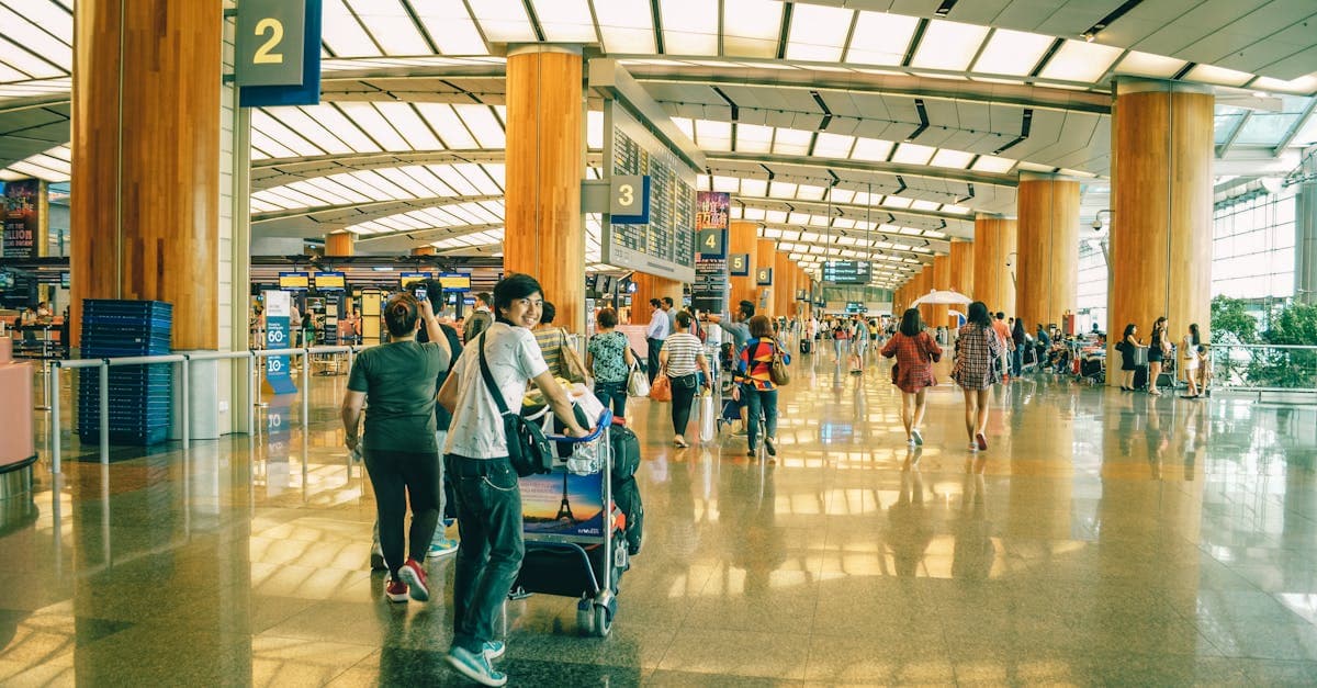 싱가포르 창이 공항 터미널을 바쁘게 오가는 다양한 국제 여행객들의 활기찬 모습