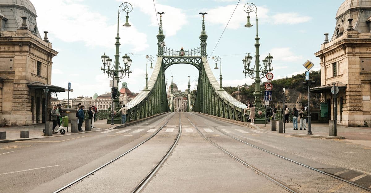Blick auf die Freiheitsbrücke in Budapest bei Tag – ein Muss auf der Liste aller Budapest Sehenswürdigkeiten