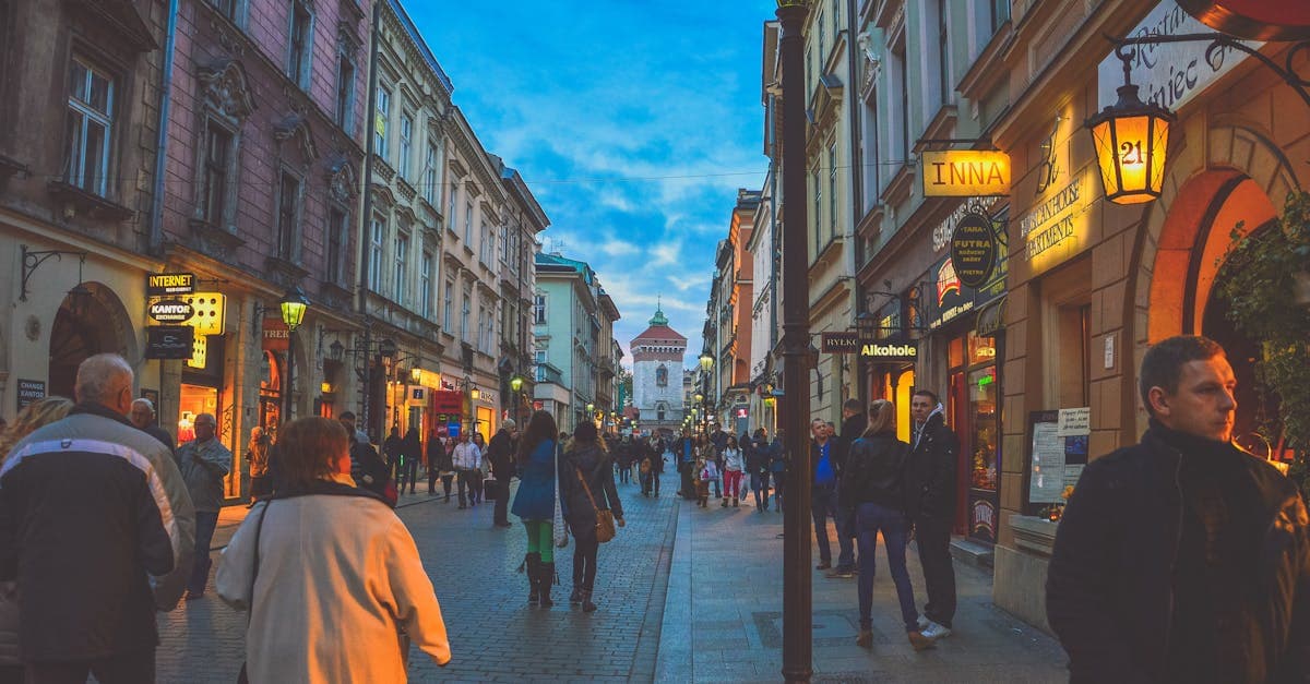 Zabytkowa ulica Krakowa o zmierzchu — dojazd do Kopalni Soli Wieliczka bez pośredników