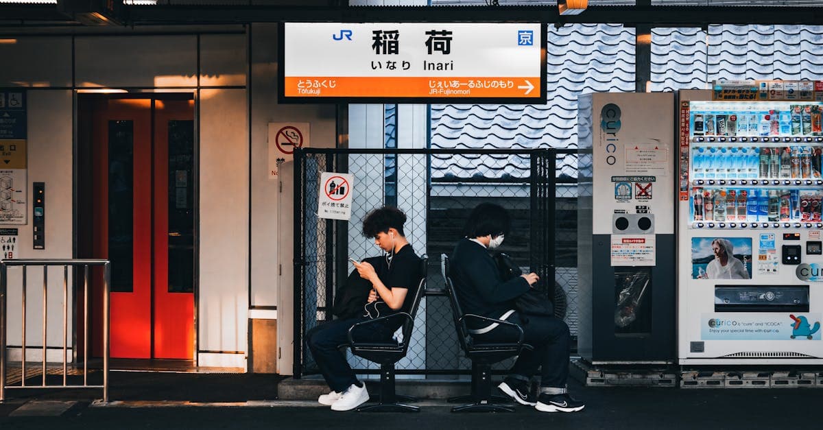 Viajeros en la estación de Inari en Kioto, conectados con datos móviles y eSIM de viaje para explorar Japón