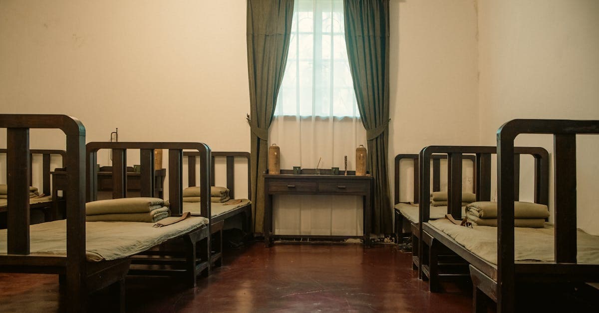 10万円以下で行ける海外旅行 安い国の旅費シミュレーション、歴史的な宮殿の木製ベッドが並ぶ宿舎内部