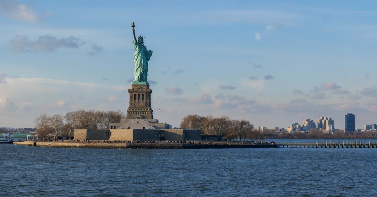 Statue of Liberty against the Manhattan skyline, highlighting state-specific risks and travel insurance for America needs.
