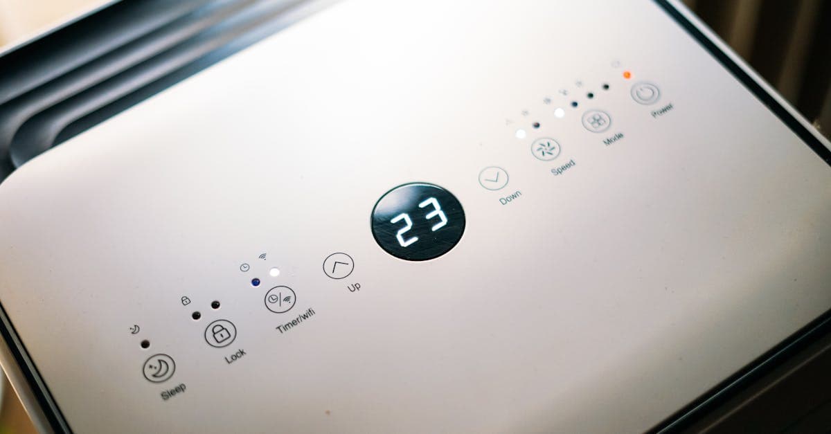 Moderne mobile Klimaanlage mit übersichtlichem Bedienfeld und Temperaturanzeige im Detail