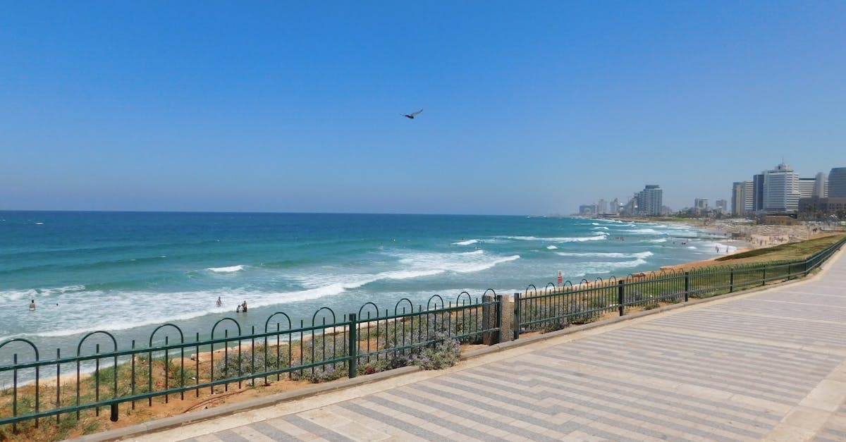 חוף תל אביב וקו הרקיע העירוני תחת שמיים כחולים - יעד לחופשת פסח 2026