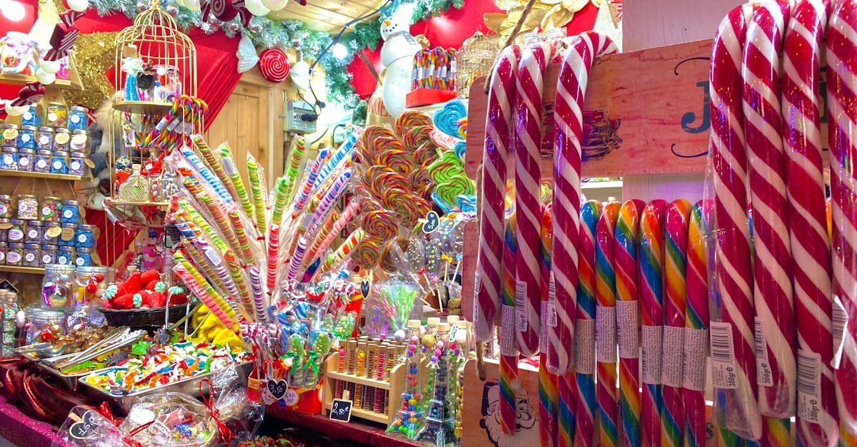 Vitrine colorée d'une confiserie parisienne représentant les petits emplois accessibles lors d'un visa working holiday