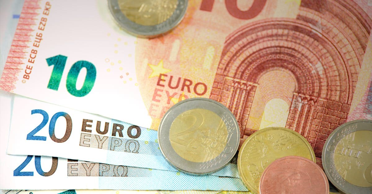 Banconote e monete in euro di vari tagli, guida ai costi nelle mete economiche europa più convenienti