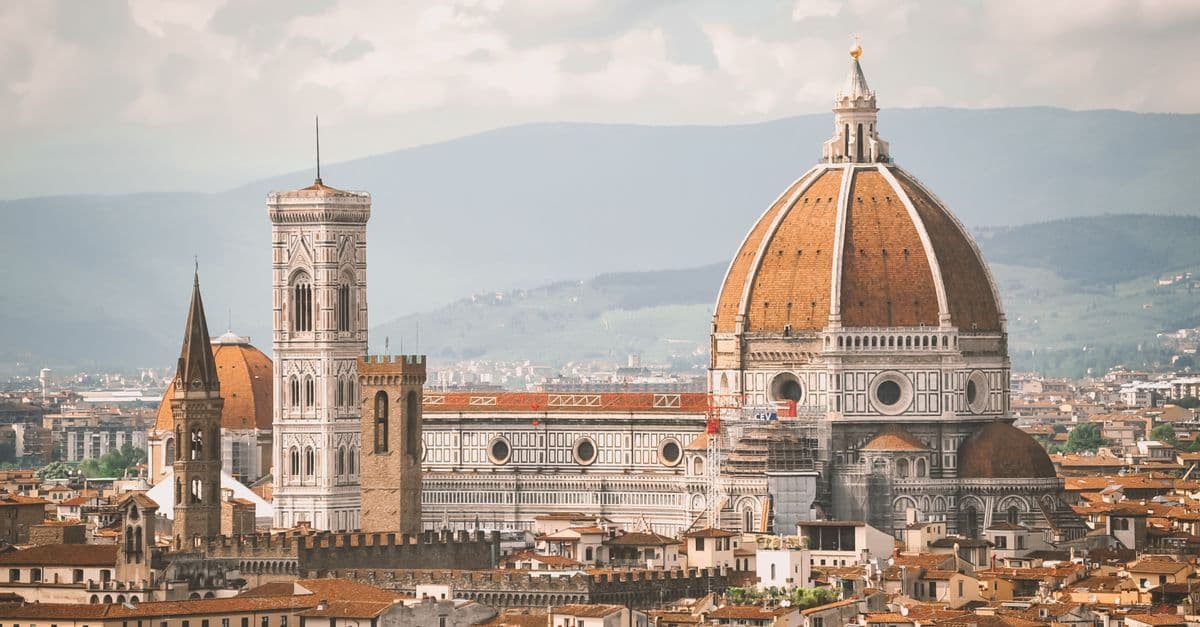 Panorama di Firenze all'alba con il Duomo, zona dove la copertura di una italy sim card è garantita.