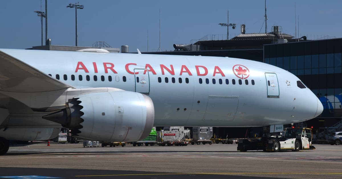 Boeing 787 Dreamliner de Air Canada rodando en pista, representando los principales airport Canada.