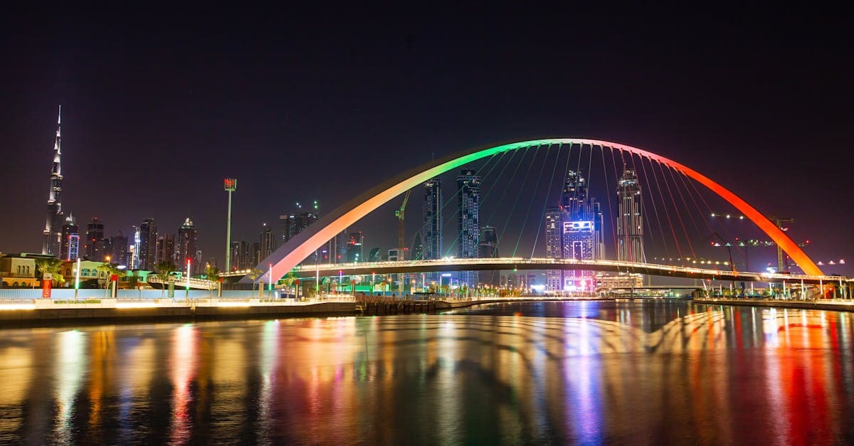 Nachtansicht der Tolerance Bridge und des beleuchteten Burj Khalifa – Transfer vom Flughafen Dubai ins Zentrum