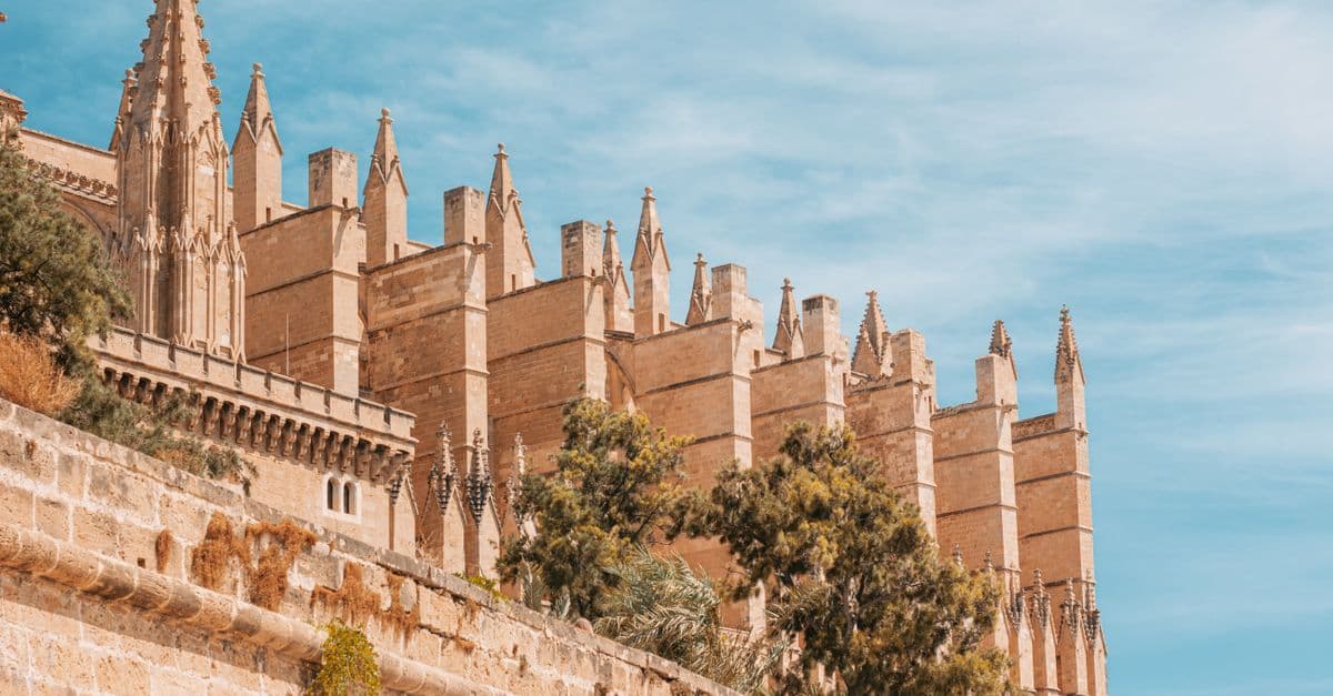 La Seu-katedralen i Palma badet i oktoberlys under mildt mallorca vejr