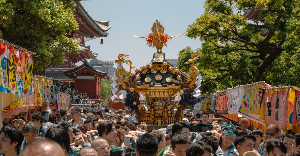 Tłumy uczestniczą w tradycyjnym festiwalu przy świątyni Senso-ji, nawiązując do historii Tokio z epoki Edo