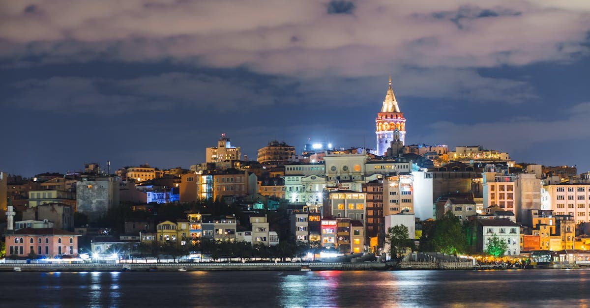 Geceleri Galata Kulesi ve Boğaz manzarası, Schengen vizesi başvuru adımlarını tamamlayan gezginlerin İstanbul deneyimini yansıtıyor