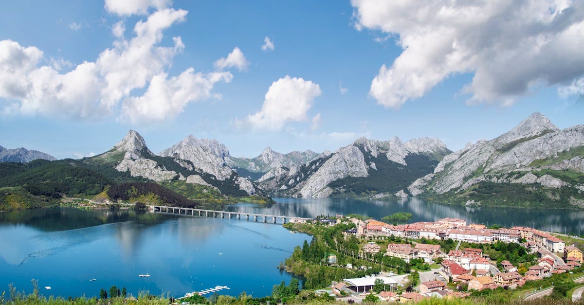 Pueblo de Riaño con lago y montañas en Castilla y León, puerta de entrada a viajar barato europa del este