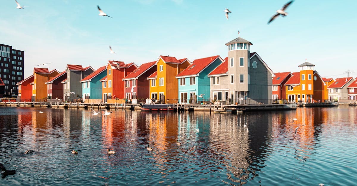 Kleurrijke huizen weerspiegeld in het Reitdiephaven Groningen, een goedkope vakantiebestemming 2026 waar je geld ver strekt.