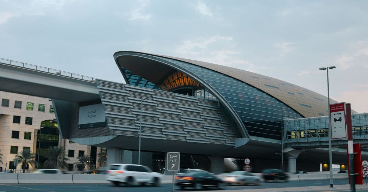 Eindrucksvoller Blick auf eine moderne U-Bahn-Station in Dubai mit beeindruckender Architektur für Transitreisende.