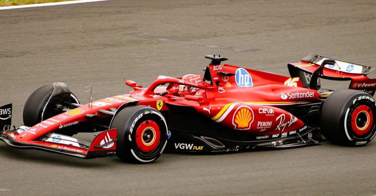 2026年シーズン注目の赤いフォーミュラ1マシンがサーキットを全速力で駆け抜けるダイナミックな瞬間