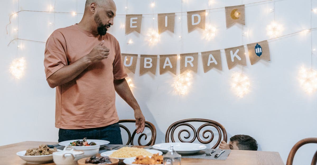 Familie fejrer eid med festmåltid og dekorationer i hjemmet og ønsker Eid Mubarak