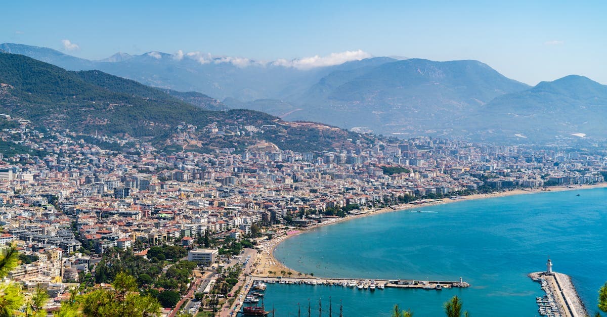Luftfoto over Alanya viser byens kyst og bjerge – ideelt til at forstå tyrkiet vejr i 2026