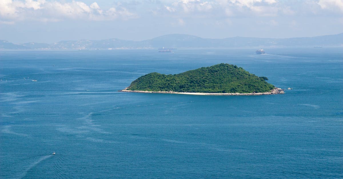 10万円以下で行ける海外旅行 安い国の旅費シミュレーション、歴史的な宮殿の木製ベッドが並ぶ宿舎内部
LCCを活用すれば、ベトナム5泊6日は約8万円、タイ5泊6日は約9万円、韓国3泊4日は約6万4千円で収まります [tabikobo.com。いずれも10万円の予算内に入る旅程です。予算の組み方で多くの旅行者が見落とすのが通信費で、キャリアのデータローミングをそのまま使うと5泊6日で相当な出費が発生します。この「隠れたコスト」を事前に把握しておけば、安い国での旅行予算をより有効に使えます。
以下は、各国のLCC最安値を前提にした費用シミュレーションです。
国別費用シミュレーション表
通信費の節約効果
通信費の欄はeSIMを事前購入した場合の目安です。HelloRoamのような複数国対応プランは、東南アジア全域を7日間で低コストでカバーできます。キャリアローミングとの差額は現地での食事代2〜3日分に相当し、旅行予算全体の見直し効果があります。
出発時期の選択も旅行費用に直結します。東南アジアは5月・6月、韓国・台湾は11月が航空需要の閑散期で、同区間の運賃が大幅に下がります。オフシーズンに旅程を合わせると、同じ予算でワンランク上の宿を選べるようになります。
格安航空券を手に入れるコツとLCC活用術
![格安航空券で行く海外旅行 安い国、香港近郊の緑豊かな島を囲む青い海の鮮やかな空撮写真