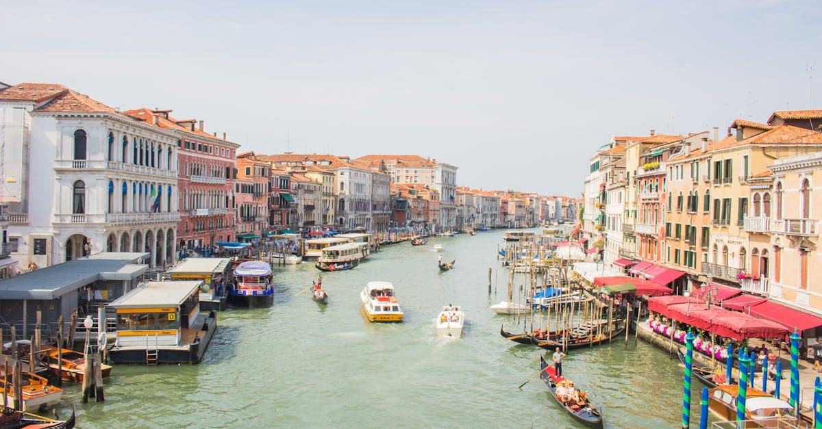 Lavorare all'estero: guida pratica per italiani nel 2026 - eSIM travel guide by HelloRoam