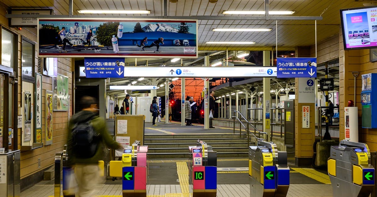 夜の日本の駅の改札口と乗客、japanese to englishカメラ翻訳・音声翻訳が役立つリアルな旅行シーン