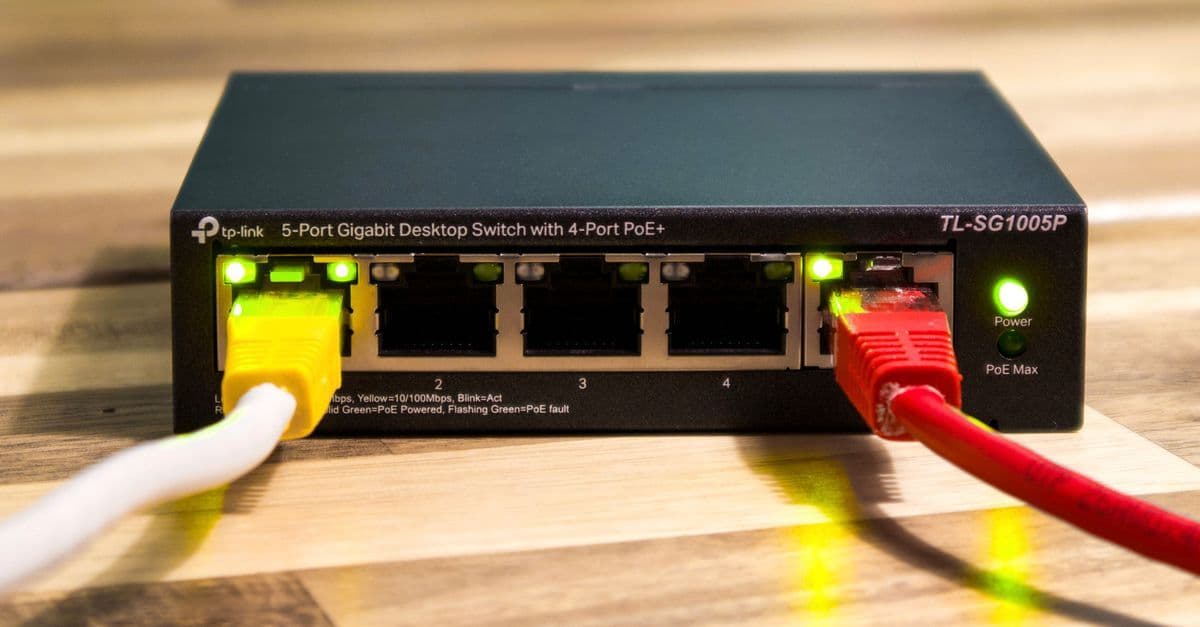 TP-Link網路交換器連接多條彩色網路線,展示wifi分享器的有線網路連接原理