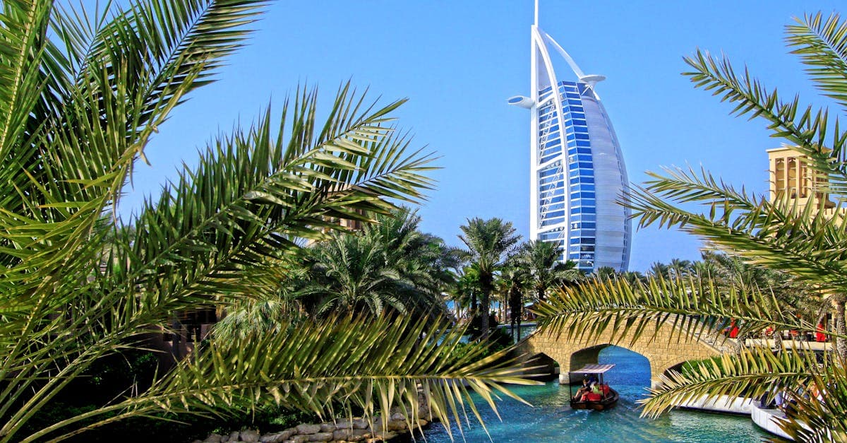 Il Burj Al Arab tra palme lussureggianti e canali sereni di Dubai durante la stagione turistica ideale
