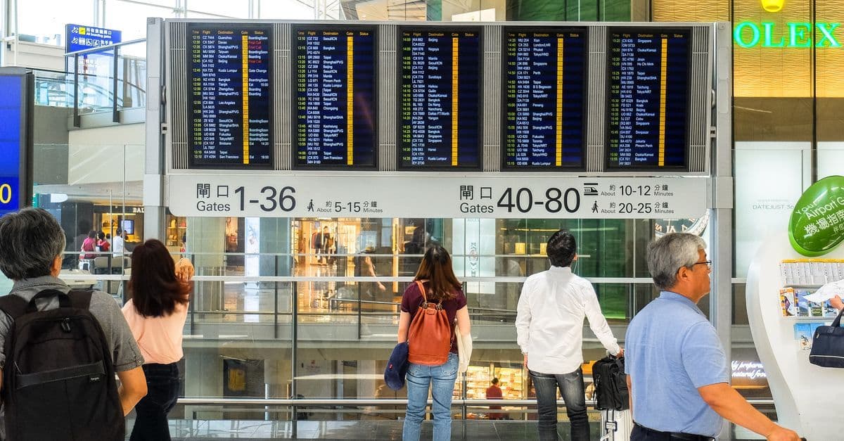 eSIM とは?仕組み・メリット・対応機種を2026年版で解説 - eSIM and international travel guide by HelloRoam